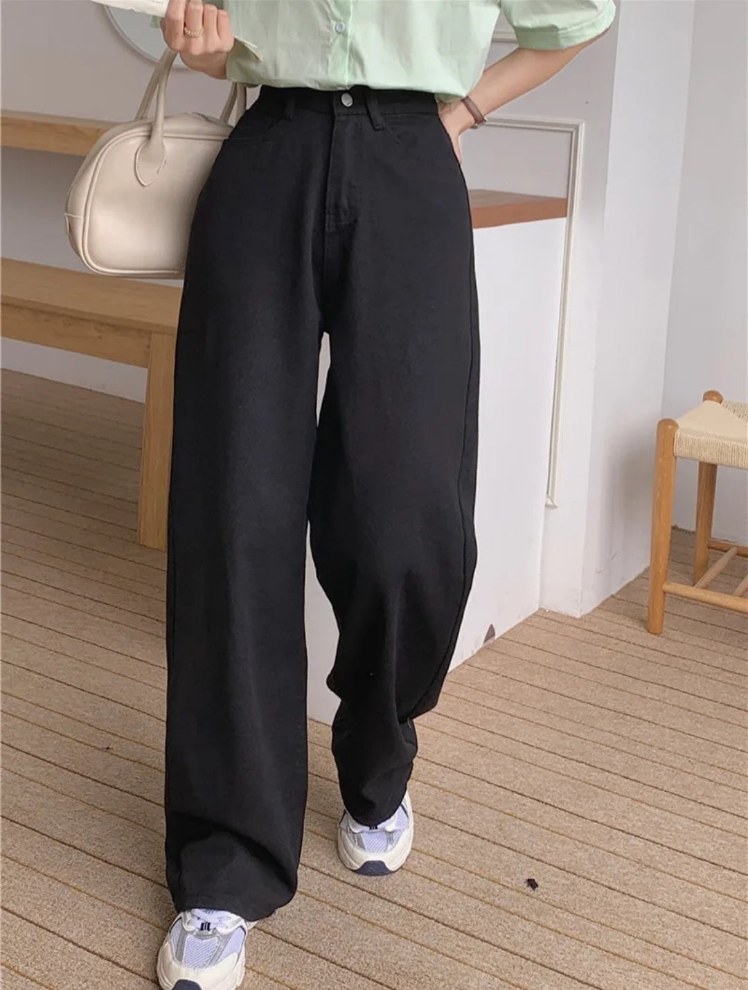 Stepping Out in Style: The Trendy Appeal of Wide Leg Jeans"