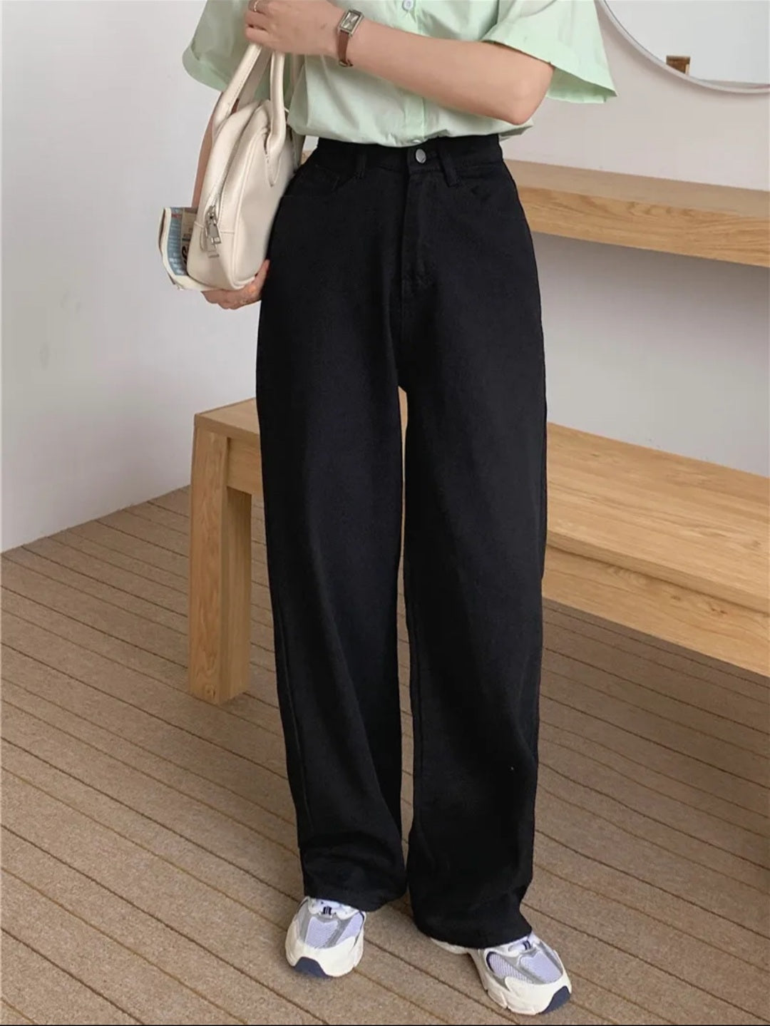 Stepping Out in Style: The Trendy Appeal of Wide Leg Jeans"