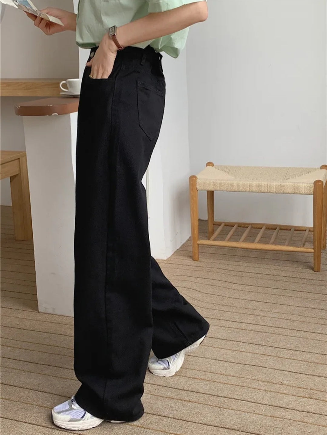 Stepping Out in Style: The Trendy Appeal of Wide Leg Jeans"